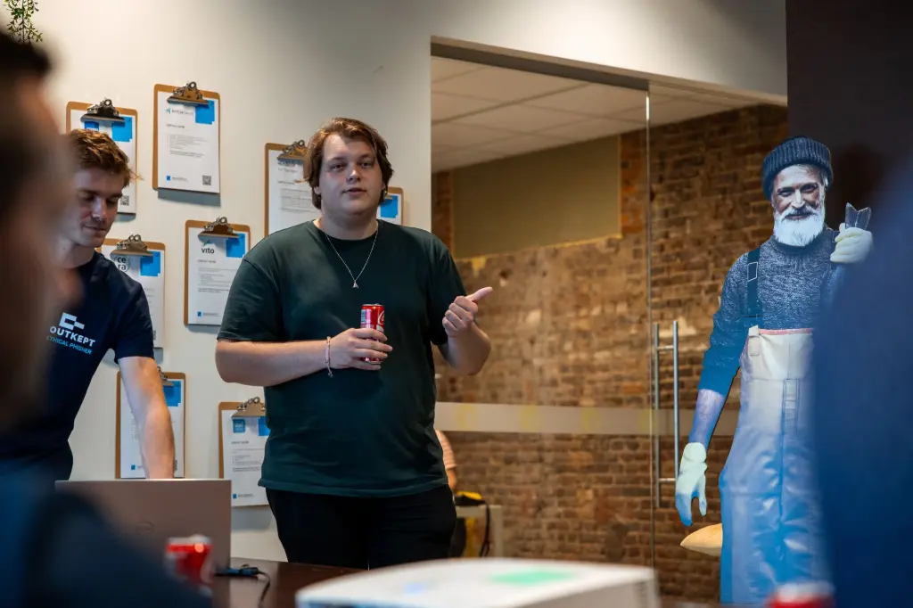 Contestant Noa presenting his simulation